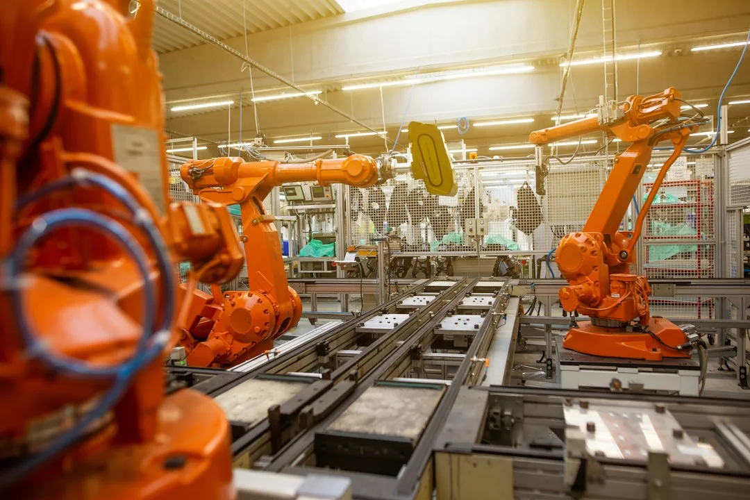 Línea de fabricación industrial con maquinaria y sistemas de producción
